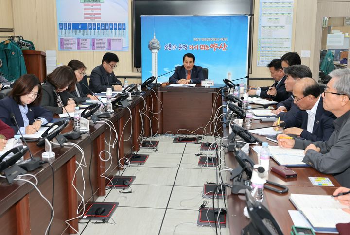 [양산=뉴시스] 나동연 양산시장이 긴급 실·국장 회의를 주재하고 있다. (사진=양산시 제공) 2025.04.04. photo@newsis.com *재판매 및 DB 금지