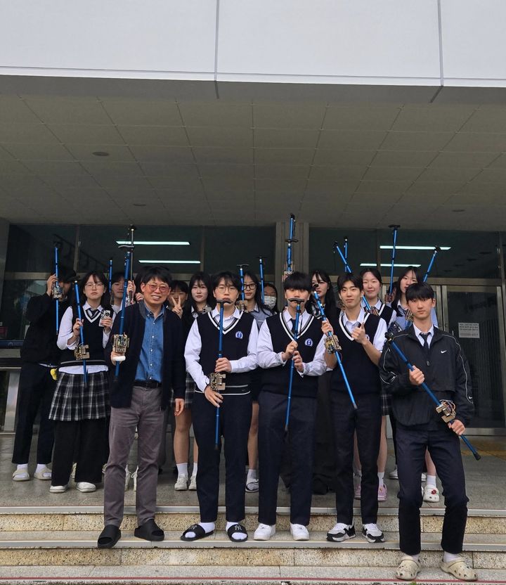 [울산=뉴시스] 구미현 기자 = 울산 효정고 창업동아리가 시각장애인을 위한 지능형 지팡이를 발명했다. photo@newsis.com *재판매 및 DB 금지