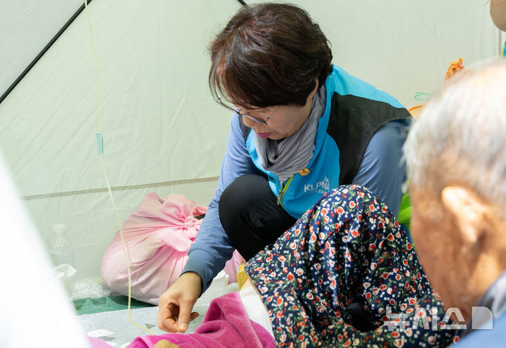 [서울=뉴시스]대한간호조무사협회(간무협)는 최근 경북 의성·안동 일대에서 발생한 대형 산불로 피해를 입은 주민들을 위해 ‘긴급재난의료지원단’을 통해 의료지원 활동을 벌이고 있다. (사진= 대한간호조무사협회 제공) 2025.04.04. photo@newsis.com.