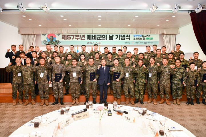 [서울=뉴시스] 김수삼 국방부 인사복지실장(사진 첫줄 가운데)이 예비군지휘관 23명, 예비전력군무원 7명, 특전예비군 3명, 여성예비군 4명, 상비예비군 7명, 일반예비군 6명 등 모범예비군 표창자들과 기념촬영을 하고 있다. (사진=국방부 제공) 2025.04.04. photo@newsis.com *재판매 및 DB 금지