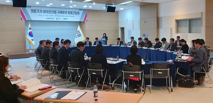 [춘천=뉴시스] 4일 강원특별자치도(도지사 김진태)는 이날 원주의료기기테크노벨리 3층 대강당에서 개최한 ‘의료기기․바이오산업 분야 규제혁신 기업 현장 합동간담회’를 통해 도차원의 지원을 밝혔다. 강원특벼자치도 제공. *재판매 및 DB 금지