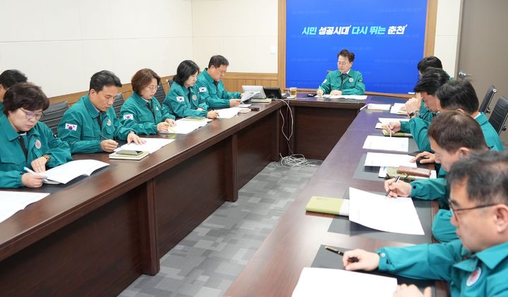{춘천=뉴시스] 4일 육동한 춘천시장(사진)은 이날 대통령 탄핵 선고 관련, 긴급 비상대책 회의를 열고 흔들림 없는 시정 추진을 강조했다 고 밝혔다. 춘천시 제공. *재판매 및 DB 금지