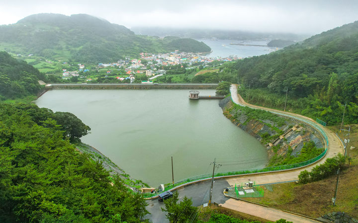 [통영=뉴시스] 신정철 기자= 계속되는 가뭄과 급수구역 확대로 자체 수원이 부족한 욕지댐 모습.(사진=통영시 제공).2025.04.04. photo@newsis.com *재판매 및 DB 금지