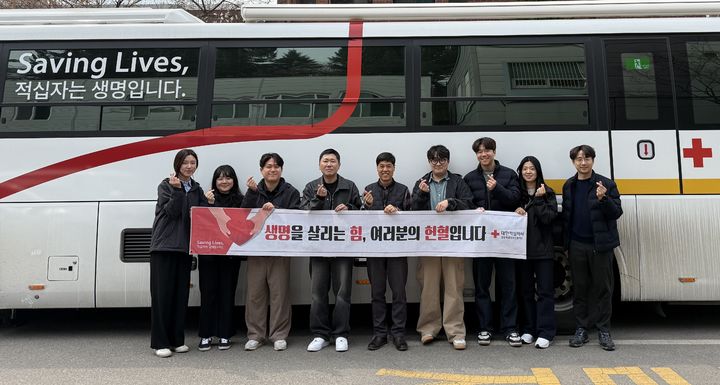 [춘천=뉴시스] 4일 한국전력 강원본부(본부장 송호승) 사회봉사단은 지난 2일 춘천시 후평동 소재 사옥에서 대한적십자사 강원혈액원과 함께 사랑의 생명나눔 헌혈캠페인을 진행했다 고 밝혔다. 한전 강원본부 제공. *재판매 및 DB 금지