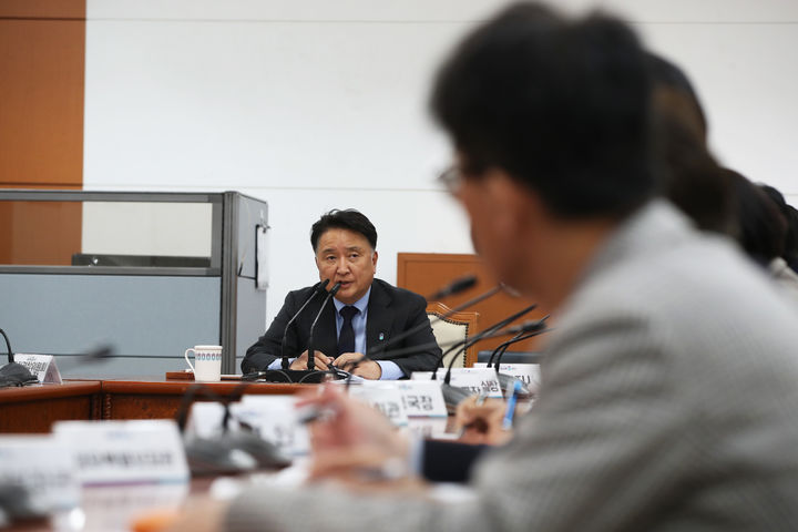 [청주=뉴시스] 4일 충북도청 소회의실에서 김영환 충북지사가 헌법재판소의 대통령 탄핵 선고 후 도정 안정화 및 공직기강 확립을 위한 대책회의를 열어 민생 안정을 당부하고 있다. (사진=충북도 제공) 2025.4.4. photo@newsis.com *재판매 및 DB 금지