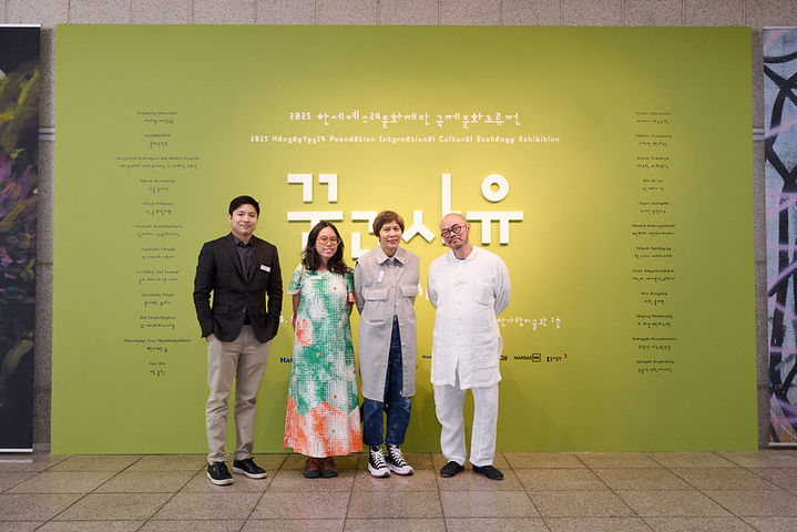 4일 예술의전당 한가람미술관에서 개막한 태국현대미술전에 참가한 태국 작가들이 기념사진을 찍고 있다. 왼쪽부터 차야퐁, 줄리 베이커 앤 서머, 임하타이 쑤왓타나씬, 비 따끙 팟타노팟 *재판매 및 DB 금지