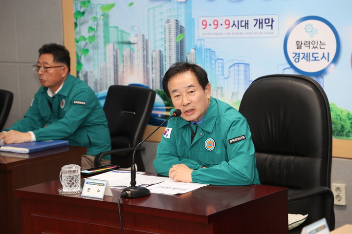 [진천=뉴시스] 4일 진천군청 회의실에서 송기섭 진천군수가 긴급 비상대책회의를 주재해 지역안정을 위한 비상대비 체제로 돌입을 선언하고 있다. (사진=진천군 제공) 2025.4.4 photo@newsis.com *재판매 및 DB 금지