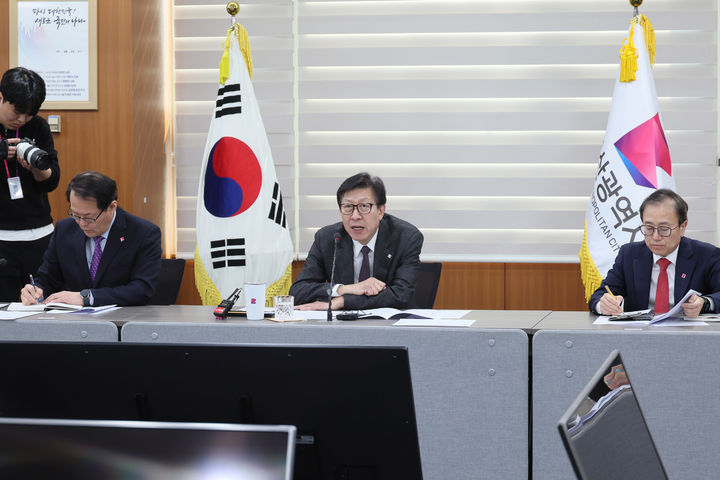 [부산=뉴시스] 박형준 부산시장이 4일 부산시청 영상회의실에서 긴급 간부회의를 소집하고 향후 예상되는 혼란을 최소화하고 민생 안정에 최선을 다해야 한다고 당부했다. (사진=부산시 제공) 2025.04.04. photo@newsis.com *재판매 및 DB 금지
