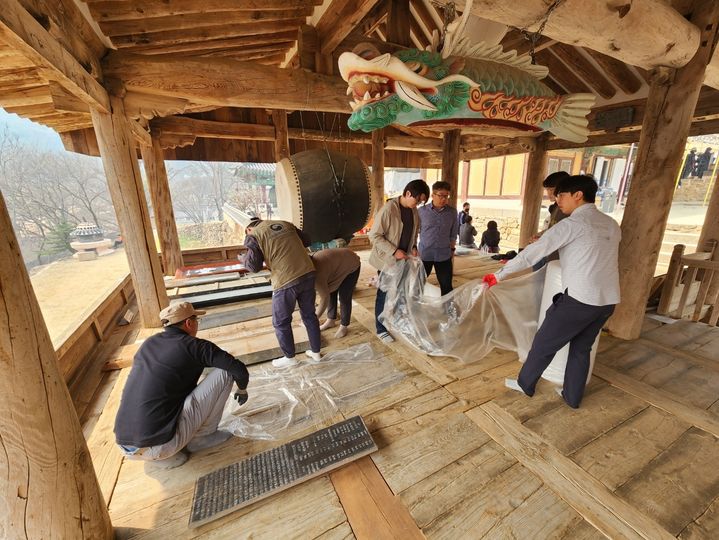 [서울=뉴시스] 화재 피해 예방을 위해 봉정사 만세루의 현판을 소산하기 위해 준비중인 국가유산청 직원들 (사진=국가유산청 제공) 2025.04.04. photo@newsis.com *재판매 및 DB 금지