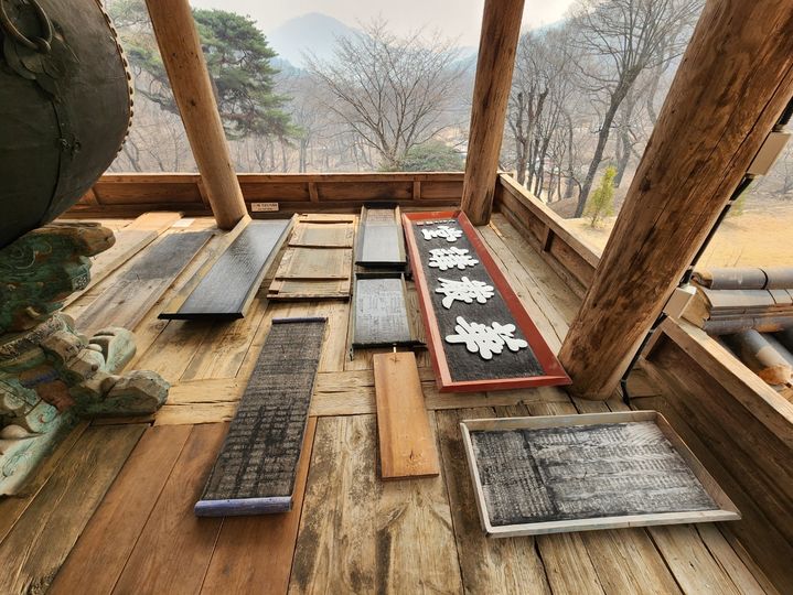 [서울=뉴시스] 화재 피해 예방을 위해 이운 준비 중인 봉정사 문화유산들 (사진=국가유산청 제공) 2025.04.04. photo@newsis.com *재판매 및 DB 금지