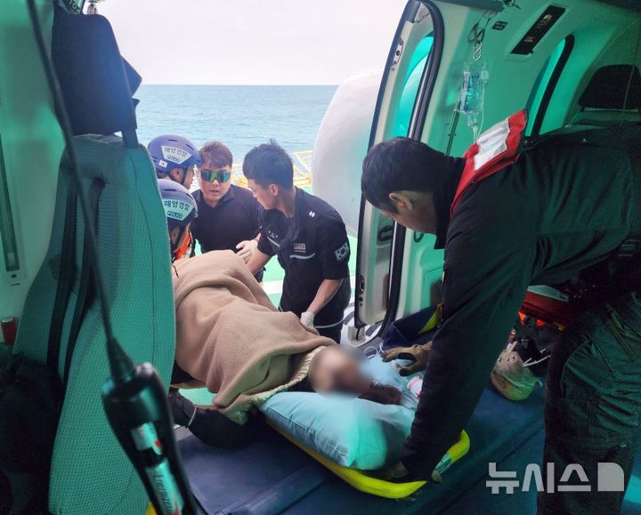 [제주=뉴시스] 제주해양경찰청이 4일 오후 제주 마라도 해상에서 30대 임산부를 헬기로 이송하고 있다. (사진=제주지방해양경찰청 제공) 2025.04.04. photo@newsis.com 
