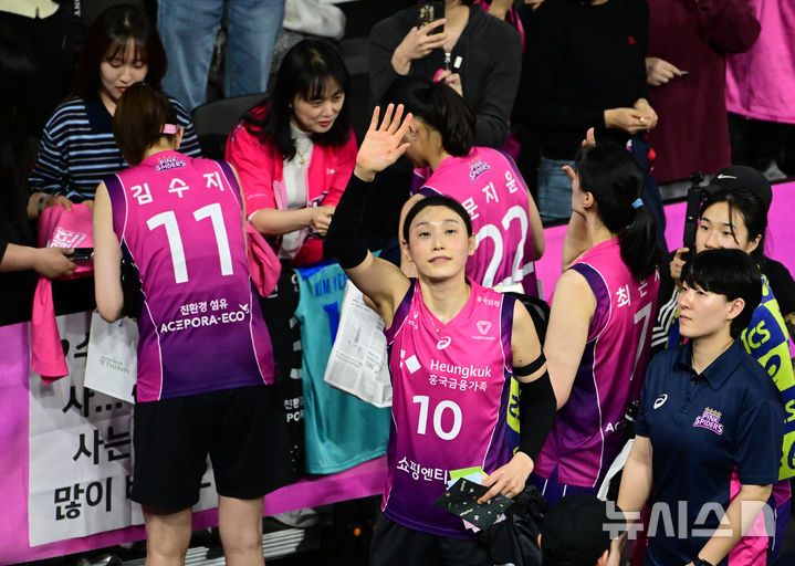 [서울=뉴시스] 여자배구 흥국생명 김연경이 지난 2일 인천삼산체육관에서 열린 도드람 2024~2025 V-리그 여자부 챔피언결정전 2차전에서 팬들에게 인사하고 있다. (사진=KOVO 제공) 2025.04.02.