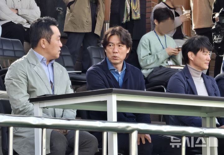 [서울=뉴시스] 하근수 기자= 2025 전반기 전국 고등 축구리그 장훈고 대 동북고의 맞대결 현장을 방문한 홍명보 축구대표팀 감독. 2025. 4. 4. hatriker22@newsis.com