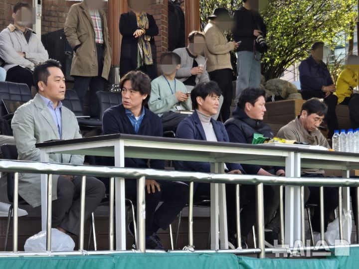 [서울=뉴시스] 하근수 기자= 2025 전반기 전국 고등 축구리그 장훈고 대 동북고의 맞대결 현장을 방문한 홍명보 축구대표팀 감독과 코칭스태프. 2025. 4. 4. hatriker22@newsis.com 