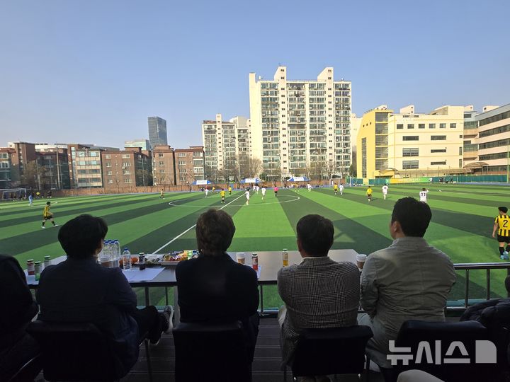 [서울=뉴시스] 하근수 기자= 2025 전반기 전국 고등 축구리그 장훈고 대 동북고의 맞대결을 관전하는 홍명보 축구대표팀 감독. 2025. 4. 4. hatriker22@newsis.com 