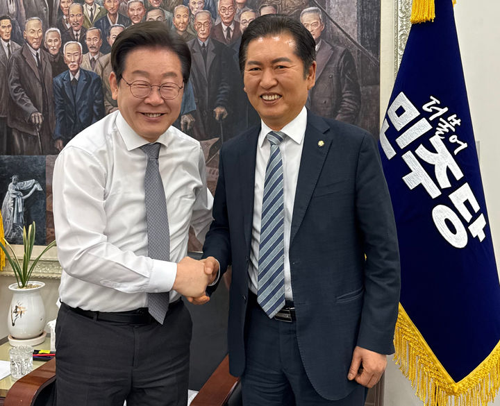 [서울=뉴시스] 조성봉 기자 = 이재명 더불어민주당 대표가 4일 서울 여의도 국회 당 대표실에서 정청래 국회 탄핵소추 단장을 격려하며 악수하고 있다.(사진=정청래 의원실 제공) 2025.04.04. photo@newsis.com *재판매 및 DB 금지