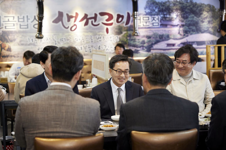 [수원=뉴시스] 4일 오후 수원시 소재 생선구이전문점에서 김동연 도지사가 점심 식사를 하며 자영업 지원 방안을 논의하고 있다. (사진=경기도 제공) 2025.04.04. photo@newsis.com *재판매 및 DB 금지