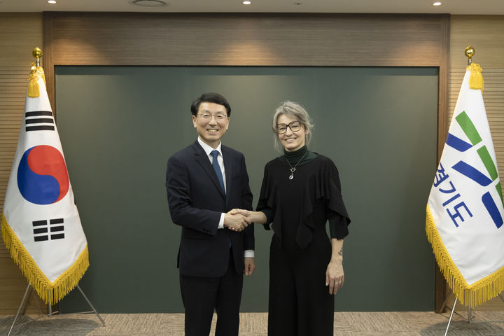 [수원=뉴시스] 4일 오후 경기도청 접견실에서 김성중 행정1부지사가 요코 알렌데르 에스토니아 의회 환경위원회 위원장(전 기후부장관)과 기념 촬영을 하고 있다. (사진=경기도 제공) 2025.04.04. photo@newsis.com *재판매 및 DB 금지