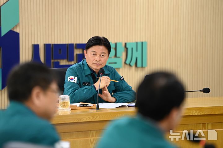 [부천=뉴시스]정일형 기자 =조용익 부천시장이 대통령 탄핵소추안 인용 결정 이후 긴급 간부회의를 열고 민생 안정 대책 마련과 책임감 있는 행정을 당부했다. (사진은 부천시 제공)
