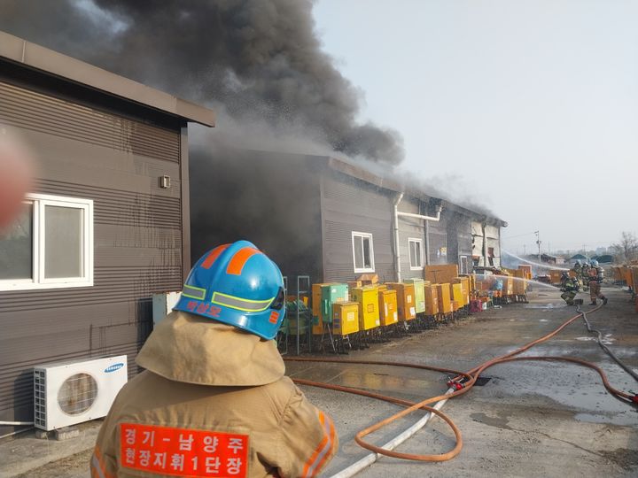 진건읍 창고 화재. (사진=남양주소방서 제공) photo@newsis.com *재판매 및 DB 금지
