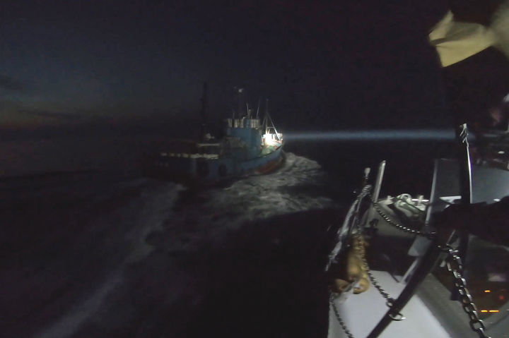 [인천=뉴시스] 정선명령 하며 도주 어선을 추적중인 해양경찰. (사진=중부지방해양경찰청 제공) 2025.04.04. photo@newsis.com *재판매 및 DB 금지