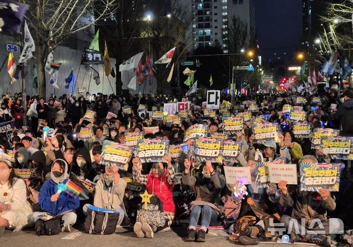 [부산=뉴시스] 김민지 기자 = 4일 부산 부산진구 동천로 일대에서 헌법재판소의 윤석열 대통령 탄핵 소추 인용 선고 환영 집회가 진행되고 있다. 2025.04.04. mingya@newsis.com 