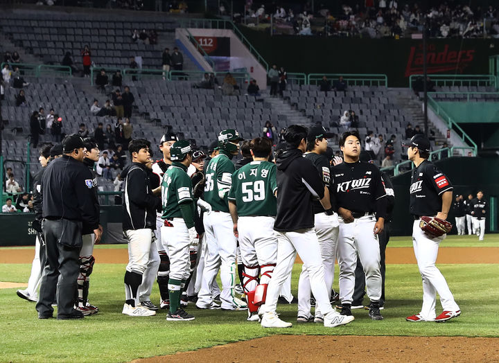 [서울=뉴시스] SSG 랜더스, KT 위즈 선수단이 4일 인천 SSG랜더스필드에서 벌어진 2025 신한 쏠 KBO리그 경기에서 벤치클리어링을 벌였다. (사진 = SSG 랜더스 제공) *재판매 및 DB 금지