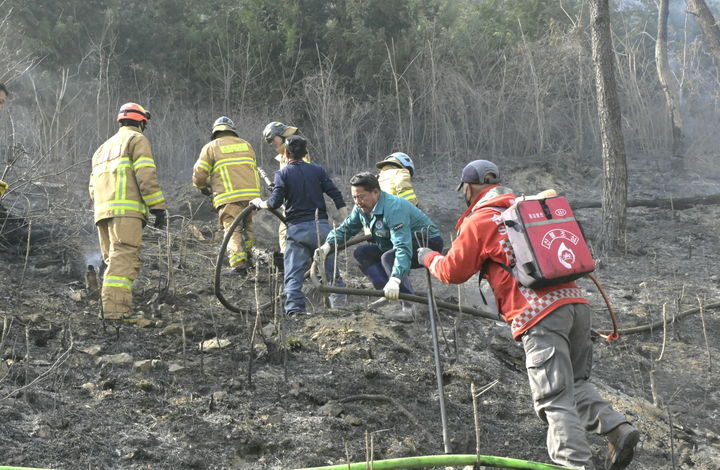 [순창=뉴시스] 4일 산불이 발생한 순창군 쌍치면 용전리 일원 현장에서 최영일 군수가 소방대원들의 진화작업을 돕고 있다. *재판매 및 DB 금지