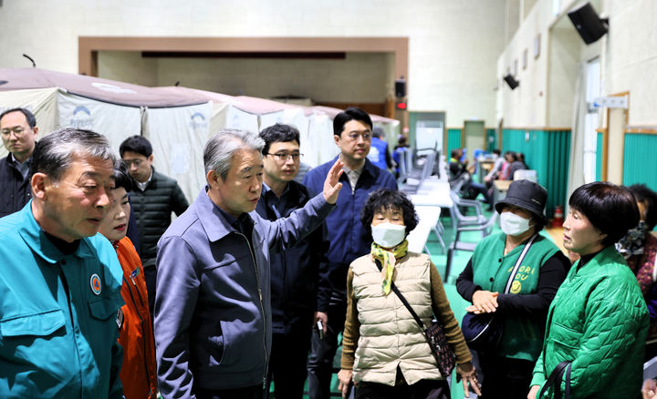 [창원=뉴시스]경남농협, 산불 피해 농업인 전방위 지원. 사진은 강호동(가운데) 농협중앙회장이 이재민들이 대피한 장소를 방문해 위로하고 있는 모습.(사진=경남농협 제공) 2025.04.04.photo@newsis.com *재판매 및 DB 금지