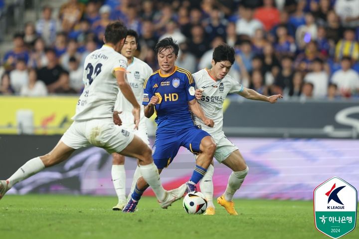 [서울=뉴시스] 지난해 7월13일 울산문수월드컵경기장에서 열린 울산 HD와 FC서울의 하나은행 K리그1 2024 23라운드 맞대결 장면. (사진=한국프로축구연맹 제공) *재판매 및 DB 금지