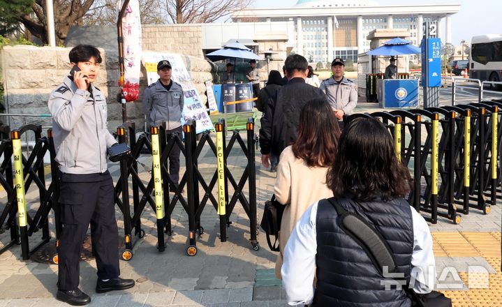 [서울=뉴시스] 조성봉 기자 = 헌법재판소의 윤석열 대통령 탄핵소추안 선고일인 4일 오전 서울 여의도 국회 입구에서 경찰이 경계근무를 강화하고 있다. 2025.04.04. suncho21@newsis.com 
