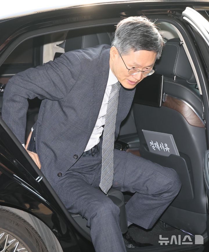 [서울=뉴시스] 사진공동취재단 = 문형배 헌법재판소장 권한대행이 윤석열 대통령 탄핵심판 선고기일인 4일 오전 서울 종로구 헌법재판소로 출근하고 있다. 2025.04.04. photo@newsis.com