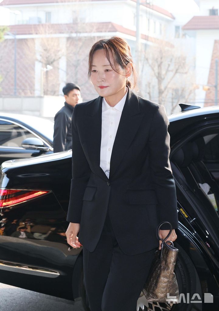 [서울=뉴시스] 사진공동취재단 = 윤석열 대통령 탄핵심판 선고기일인 4일 오전 정정미 헌법재판관이 서울 종로구 헌법재판소로 출근하고 있다. 2025.04.04. photo@newsis.com