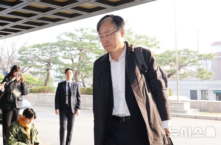 [서울=뉴시스] 사진공동취재단 = 윤석열 대통령 탄핵심판 선고기일인 4일 오전 김형두 헌법재판관이 서울 종로구 헌법재판소로 출근하고 있다. 2025.04.04. photo@newsis.com