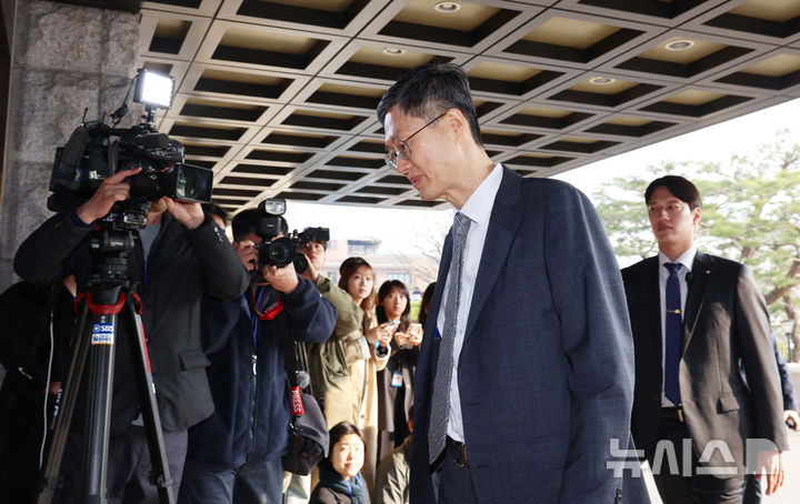 [서울=뉴시스] 사진공동취재단 = 윤석열 대통령 탄핵심판 선고기일인 4일 오전 문형배 헌법재판소장 권한대행이 서울 종로구 헌법재판소로 출근하고 있다. 2025.04.04. photo@newsis.com