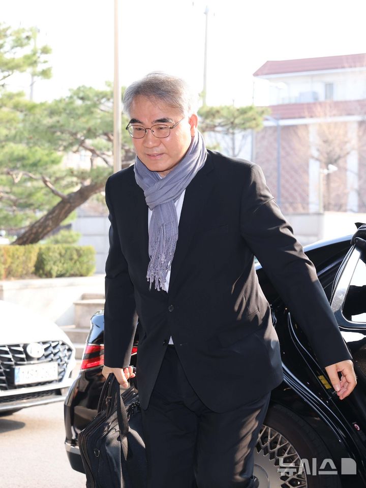 [서울=뉴시스] 사진공동취재단 = 윤석열 대통령 탄핵심판 선고기일인 4일 오전 조한창 헌법재판관이 서울 종로구 헌법재판소로 출근하고 있다. 2025.04.04. photo@newsis.com