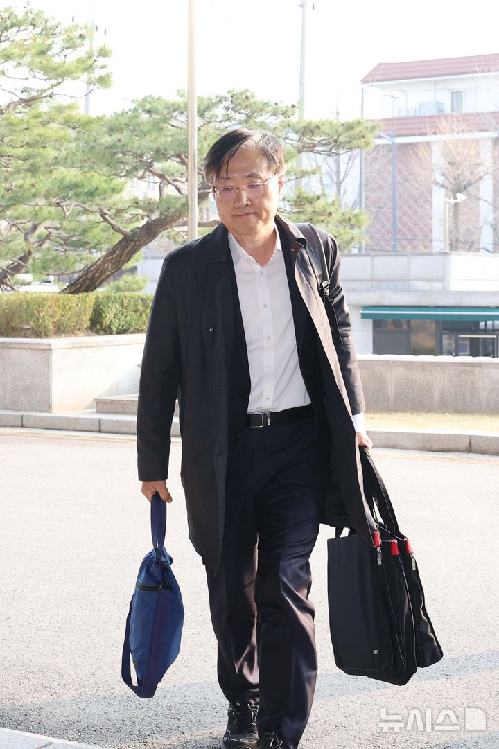[서울=뉴시스] 사진공동취재단 = 윤석열 대통령 탄핵심판 선고기일인 4일 오전 김형두 헌법재판관이 서울 종로구 헌법재판소로 출근하고 있다. 2025.04.04. photo@newsis.com