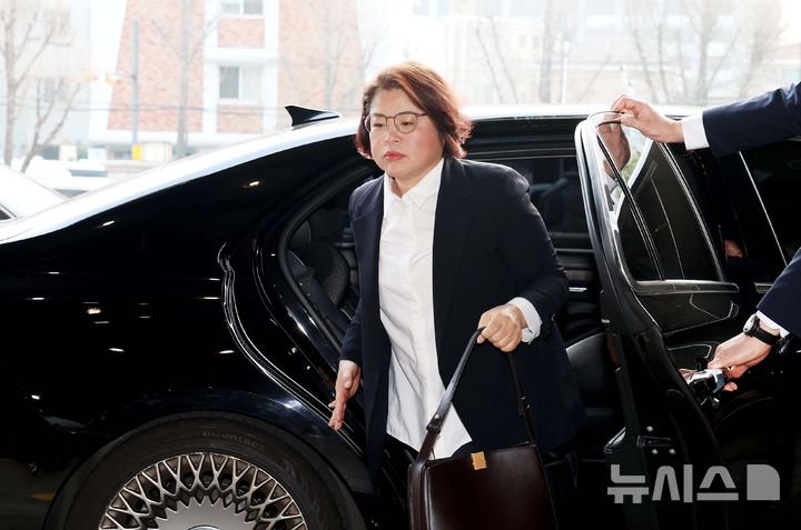 [서울=뉴시스] 사진공동취재단 = 윤석열 대통령 탄핵심판 선고기일인 4일 오전 김복형 헌법재판관이 서울 종로구 헌법재판소로 출근하고 있다. 2025.04.04. photo@newsis.com