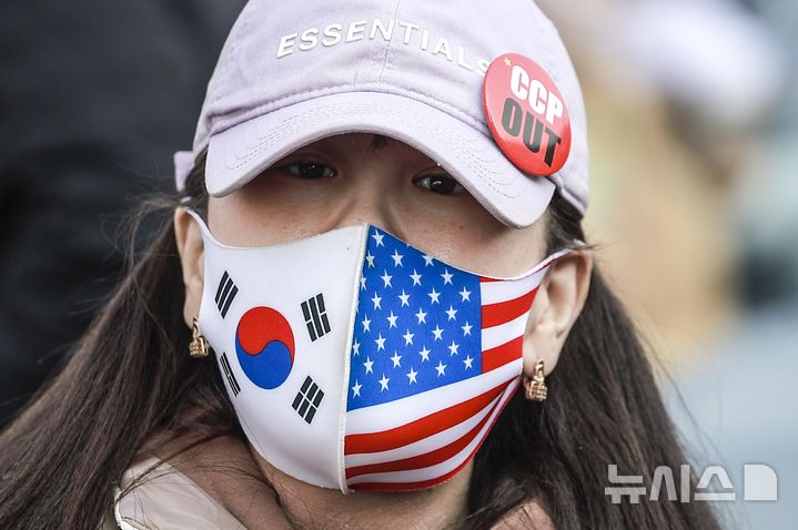 [서울=뉴시스] 정병혁 기자 = 윤석열 대통령 탄핵 심판 선고를 앞둔 4일 서울 용산구 한남동 대통령 관저 앞에서 탄핵 반대 집회 참가자가 구호를 외치고 있다. 2025.04.04. jhope@newsis.com