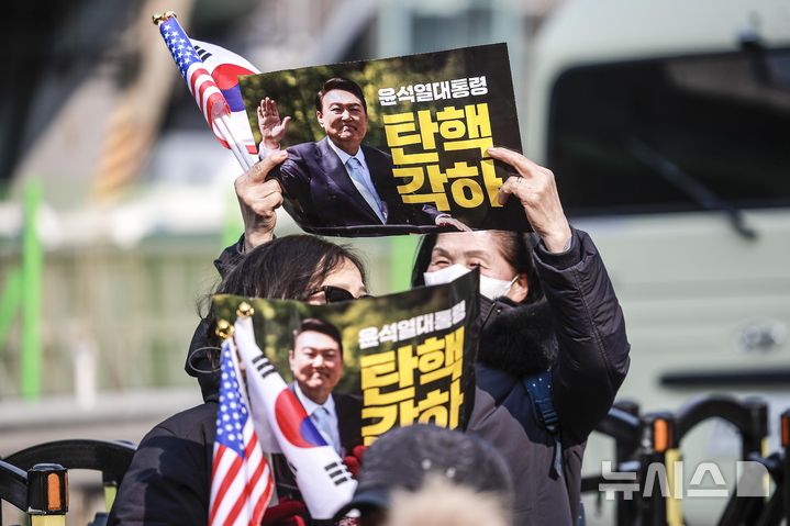 [서울=뉴시스] 정병혁 기자 = 윤석열 대통령 탄핵 심판 선고를 앞둔 4일 서울 용산구 한남동 대통령 관저 앞에서 탄핵 반대 집회 참가자들이 구호를 외치고 있다. 2025.04.04. jhope@newsis.com