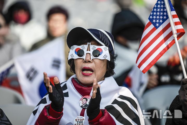 [서울=뉴시스] 정병혁 기자 = 윤석열 대통령 탄핵 심판 선고를 앞둔 4일 서울 용산구 한남동 대통령 관저 앞에서 탄핵 반대 집회 참가자들이 구호를 외치고 있다. 2025.04.04. jhope@newsis.com