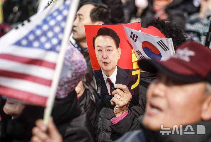 [서울=뉴시스] 정병혁 기자 = 윤석열 대통령 탄핵 심판 선고를 앞둔 4일 서울 용산구 한남동 대통령 관저 앞에서 탄핵 반대 집회 참가자들이 구호를 외치고 있다. 2025.04.04. jhope@newsis.com