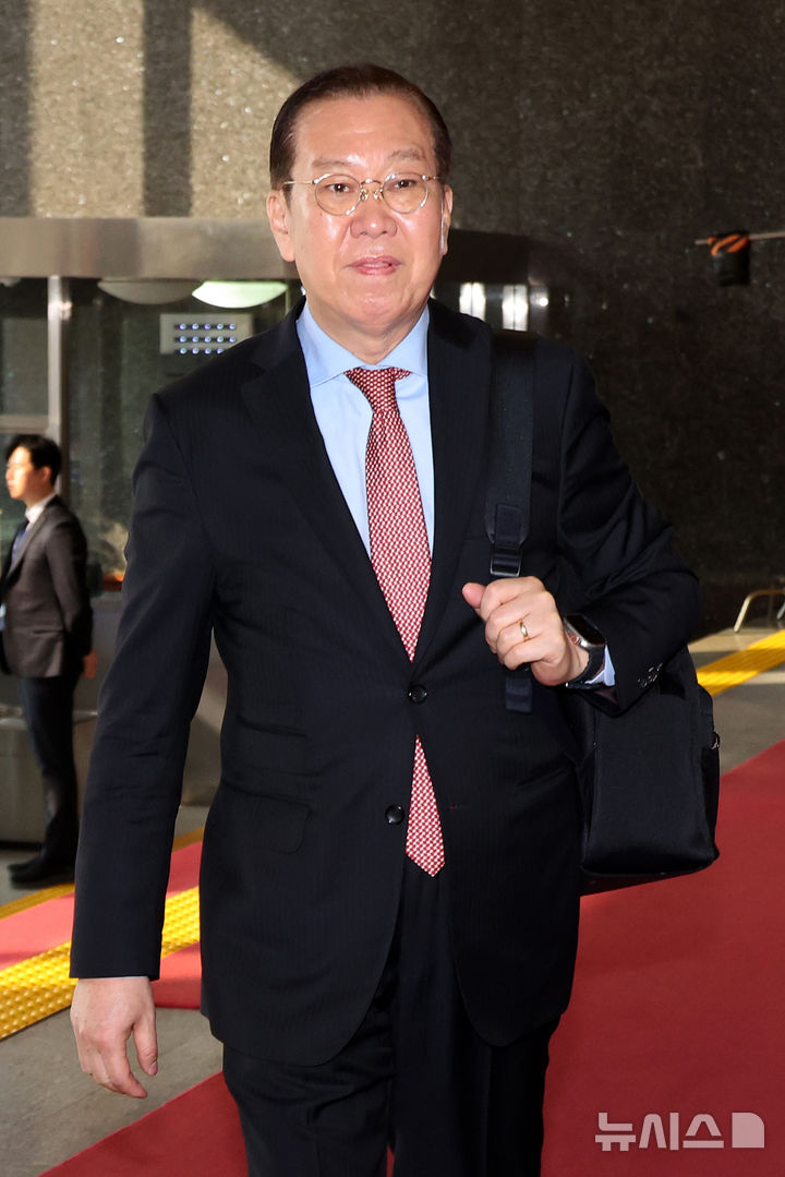 [서울=뉴시스] 조성우 기자 = 권영세 국민의힘 비상대책위원장이 윤석열 대통령 탄핵심판 선고일인 4일 오전 서울 여의도 국회로 출근하고 있다. 2025.04.04. xconfind@newsis.com