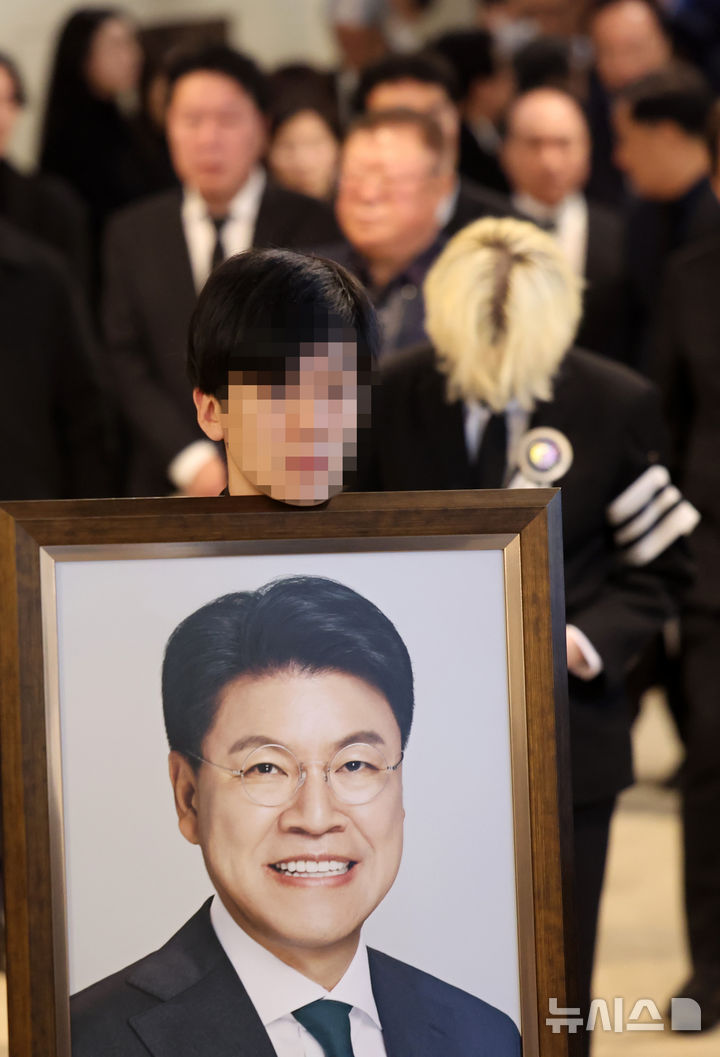 [부산=뉴시스] 하경민 기자 = 4일 부산 해운대구 해운대백병원 장례식장에서 고(故) 장제원 전 국회의원의 발인식이 진행되고 있다. 2025.04.04. yulnetphoto@newsis.com