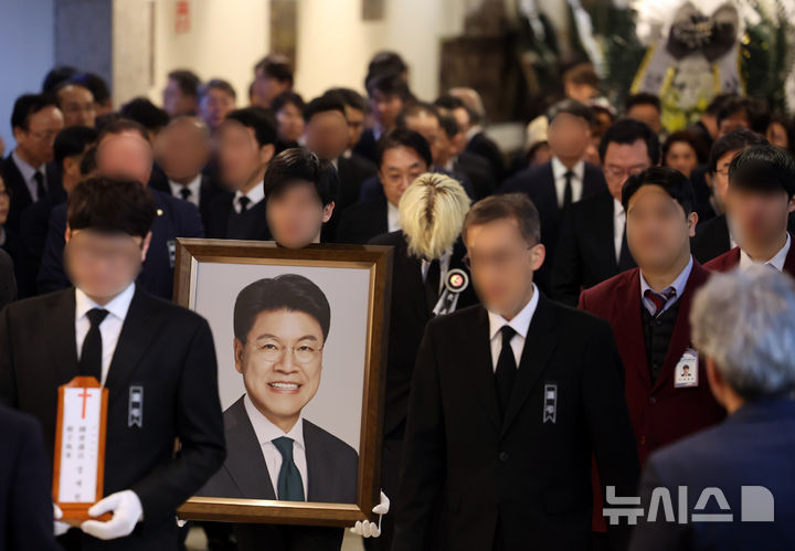 [부산=뉴시스] 하경민 기자 = 4일 부산 해운대구 해운대백병원 장례식장에서 고(故) 장제원 전 국회의원의 발인식이 진행되고 있다. 2025.04.04. yulnetphoto@newsis.com