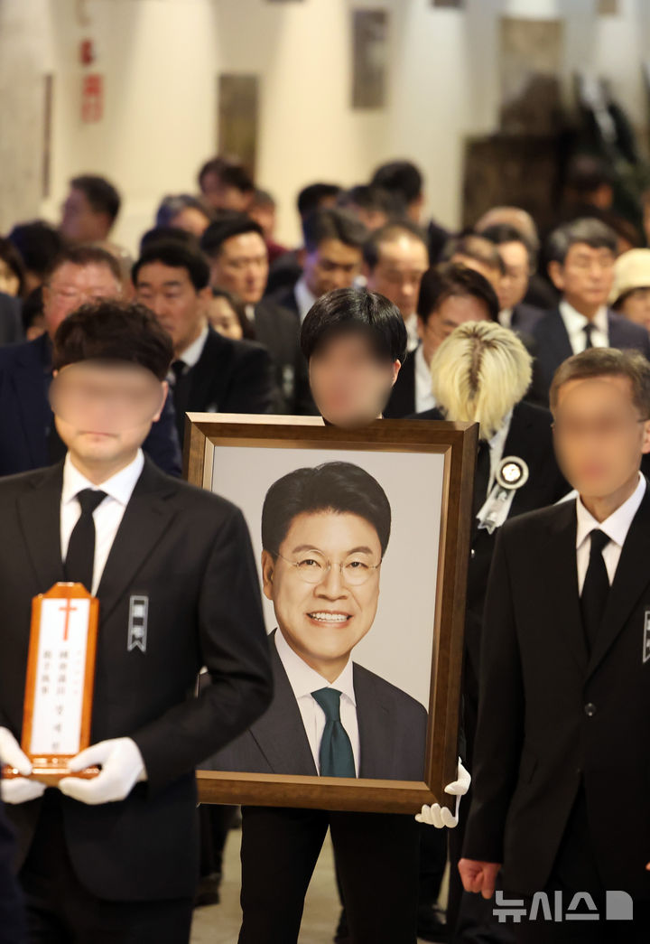 [부산=뉴시스] 하경민 기자 = 4일 부산 해운대구 해운대백병원 장례식장에서 고(故) 장제원 전 국회의원의 발인식이 진행되고 있다. 2025.04.04. yulnetphoto@newsis.com