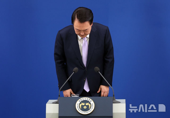 [서울=뉴시스] 최진석 기자 = 헌법재판소가 4일 윤석열 대통령의 탄핵사건에 대해 인용을 선고했다. 사진은 2024년 11월 7일 서울 용산 대통령실 청사에서 열린 대국민담화 및 기자회견에 입장하는 윤 전 대통령. 2025.04.04. myjs@newsis.com