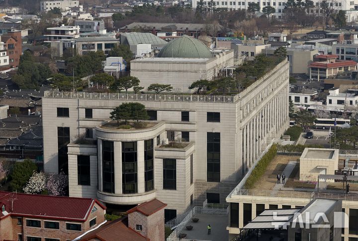 [서울=뉴시스] 사진공동취재단 = 합리적인 이유 없이 나이가 많다고 채용 과정에서 불이익을 주면 형사처벌하도록 한 법 조항은 헌법에 어긋나지 않는다는 헌법재판소 판단이 나왔다. 사진은 지난해 4월 4일 오전 서울 종로구 헌법재판소 전경. 2025.04.04. photo@newsis.com