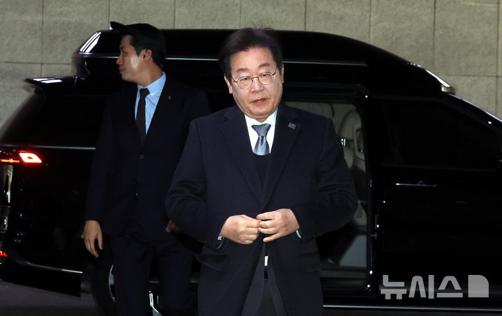 [서울=뉴시스] 조성봉 기자 = 헌법재판소의 윤석열 대통령 탄핵소추안 선고일인 4일 오전 서울 여의도 국회에 이재명 더불어민주당 대표가 비공개 최고위원회의에 참석하기 위해 도착하고 있다. 2025.04.04. suncho21@newsis.com