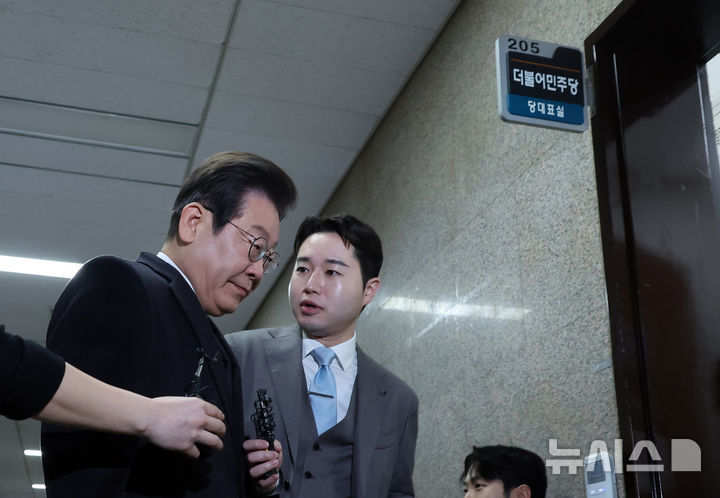 [서울=뉴시스] 고승민 기자 = 이재명 더불어민주당 대표가 4일 서울 여의도 국회에서 열린 비공개 최고위원회의에 참석하며 취재진 질문을 받고 있다. 2025.04.04. kkssmm99@newsis.com